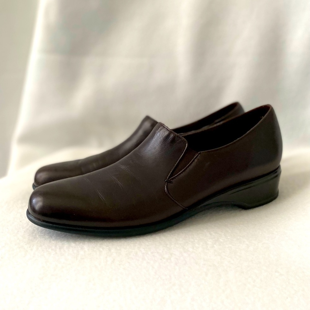 Munro American Proper Size Proper Fit Size 9 Brown Leather Slip On Walking Shoes